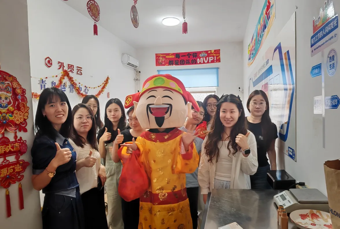 Zemeiji يحتفل بمهرجان إله الثروة