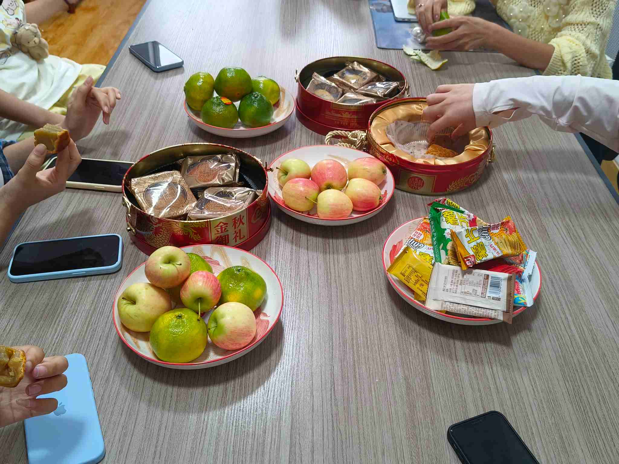 Zemeijia يحمل شايًا دافئًا بعد الظهر