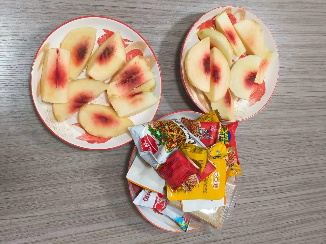 الخوخ والوجبات الخفيفة عززت فترة ما بعد الظهيرة في زيميجيا