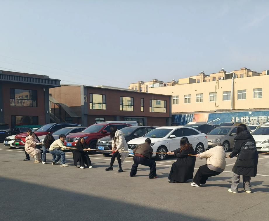 ​ظهرًا لعبة شد الحبل والقفز على الحبل في زيميجيا