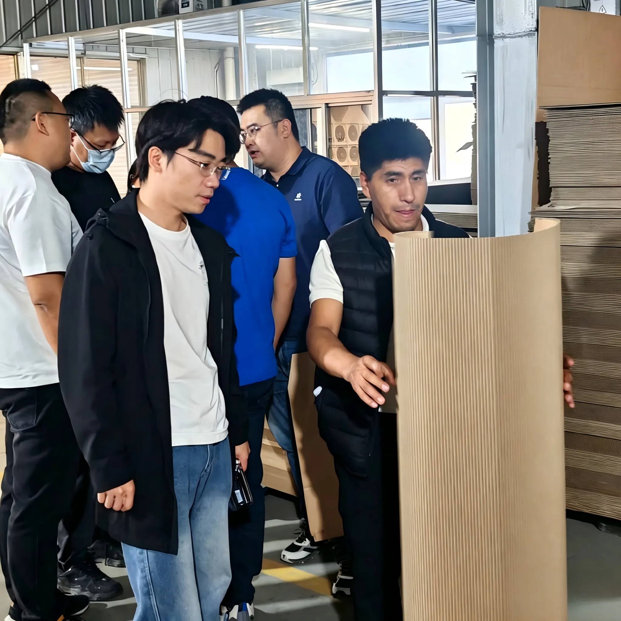 ترحب شركة ZMJ Packaging بالعملاء البيرويين لفحص المصنع في الموقع وإنهاء الطلب