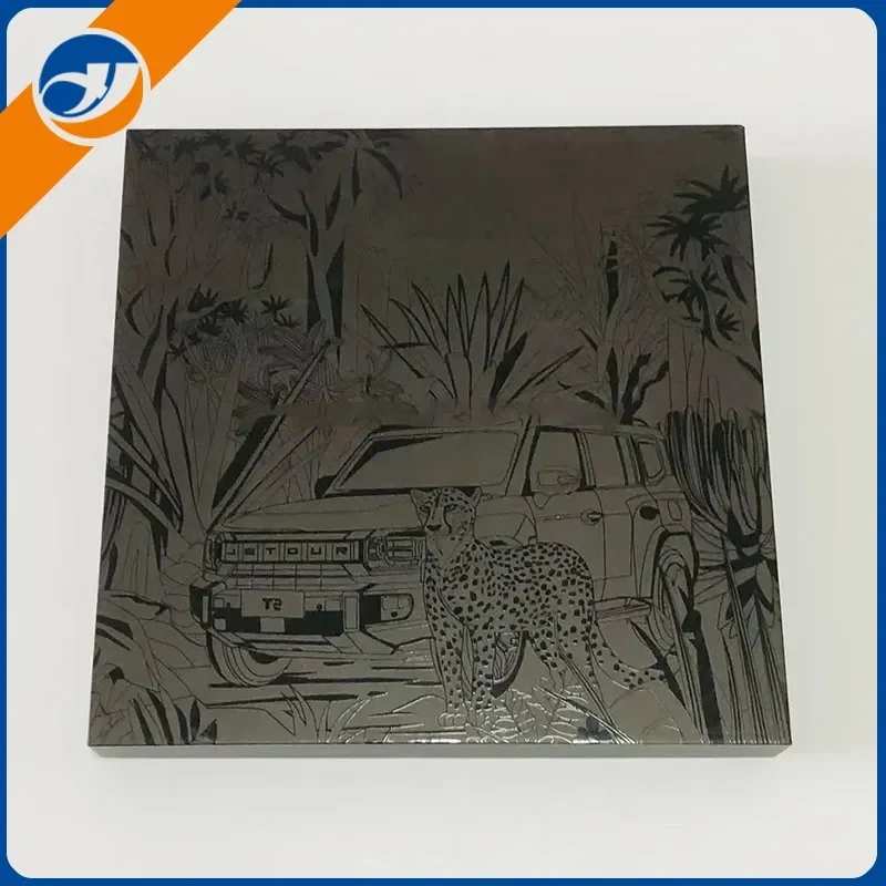 علبة هدايا سوداء منقوشة غير لامعة